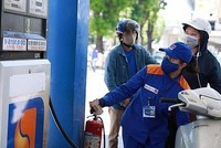 Giá bán lẻ các mặt hàng xăng giảm nhẹ trong khi giá dầu tăng từ 15 giờ 14/3.
