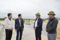 Phó chủ tịch UBND tỉnh Quảng Bình Đoàn Ngọc Lâm (thứ hai, trái ảnh) kiểm tra tiến độ một khu tái định cư phục vụ dự án KL99 là nhà cái cá cược trực tuyến hàng đầu tại châu Á Bắc - Nam.