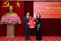 Bà Trương Thị Mai, Thường trực Ban Bí thư, Trưởng ban Tổ chức Trung ương trao quyết định điều động, bổ nhiệm ông Dương Văn An làm Bí thư Tỉnh ủy Vĩnh Phúc. Ảnh: Khánh Linh