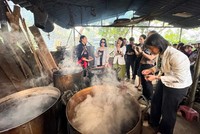 Đoàn khảo sát tìm hiểu quy trình Kl994 nhà cái bóng đá world cup thuốc Nam của đồng bào Dao quần chẹt.