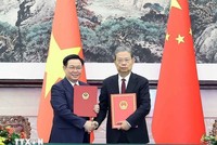 Chủ tịch Quốc hội Vương Đình Huệ và Ủy viên trưởng Ủy ban Thường vụ Nhân đại toàn quốc Trung Quốc Triệu Lạc Tế ký Thỏa thuận hợp tác giữa Quốc hội hai nước. (Ảnh: TTXVN)