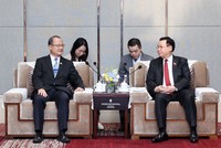 Chủ tịch Quốc hội Vương Đình Huệ tiếp Tiến sĩ Jonathan Choi, Chủ tịch Kl994 game bài casino hấp dẫn Sunwah, Chủ tịch Phòng Thương mại Hồng Kông - Việt Nam. (Ảnh: Nhan Sáng/TTXVN)