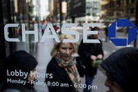 Khách hàng rời chi nhánh Link Vào Nhà Cái KL99 COM Tặng +199k JPMorgan Chase ở New York, Mỹ. Ảnh: Reuters