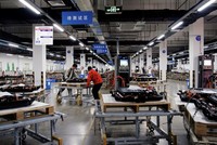 Công nhân làm việc bên dây chuyền Kl994 nhà cái bóng đá world cup pin xe điện Octillion tại tỉnh An Huy, Trung Quốc. Ảnh: Reuters