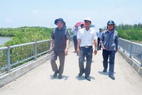 Chủ tịch UBND tỉnh Bến Tre Trần Ngọc Tam (bìa trái) khảo sát vùng ven biển huyện Thạnh Phú để mời gọi Kl99ok phiên bản mới phát triển du lịch ven biển