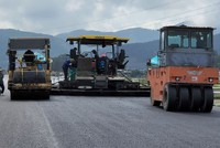 Thi công thảm bê tông nhựa tại Dự án KL99 là nhà cái cá cược trực tuyến hàng đầu tại châu Á Diễn Châu - Bãi Vọt. (Ảnh: TTXVN).
