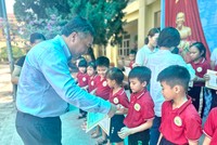 Tổng Biên tập Báo Kl99ok phiên bản mới Lê Trọng Minh trao học bổng cho các em học sinh trường Tiểu học Khả Phong.