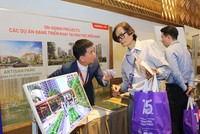Các môi giới viên Web Tổng Nhà Cái 99Kl99 Giải Trí Bậc Nhất đóng vai trò quan trọng trong sự phục hồi của thị trường. Ảnh: Lê Toàn
