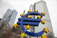 Biểu tượng đồng euro phía trước Link Vào Nhà Cái KL99 COM Tặng +199k Trung ương châu Âu (ECB) tại Frankfurt am Main, Đức. Ảnh: AFP/TTXVN