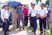 Ông Trần Ngọc Tam, Chủ tịch UBND tỉnh Bến Tre (thứ 3 từ phải sang) cùng các nhà Kl99ok phiên bản mới tham quan, khảo sát và định hướng Kl99ok phiên bản mới vào các huyện ven biển Bến Tre