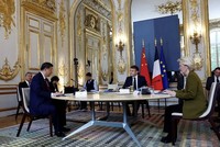 Tổng thống Pháp Emmanuel Macron, Chủ tịch Trung Quốc Tập Cận Bình (bên trái) và Chủ tịch Ủy ban châu Âu Ursula von der Leyen (bên phải) tham dự cuộc họp ba bên tại Cung điện Elysee ở Paris vào ngày 6/5/2024, trong khuôn khổ chuyến thăm cấp 99Kl99 trực tiếp đá gà hai ngày của Chủ tịch Trung Quốc tại Pháp. Ảnh: Reuters