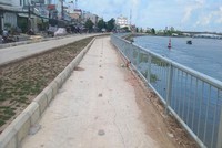 Vết nứt bê tông lót vỉa hè phía sau kè.