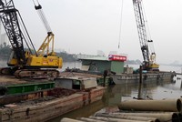 Thi công một gói thầu chống sạt lở bán đảo Thanh Đa.