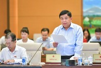 Bộ trưởng Bộ Kế hoạch và Kl99ok phiên bản mới Nguyễn Chí Dũng trình bày tờ trình.