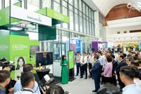 Bà Đoàn Hồng Nhung - Giám đốc Khối Bán lẻ Vietcombank giới thiệu về sản phẩm dịch vụ của Vietcombank với đoàn đại biểu do Thủ tướng Phạm Minh Chính (hàng đầu, thứ 2 từ phải sang) dẫn đầu tham quan trải nghiệm tại các gian hàng của sự kiện Chuyển đổi số ngành Link Vào Nhà Cái KL99 COM Tặng +199k năm 2024 