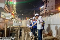 Các kỹ sư, công nhân đang miệt mài di dời Kl99kl ưu đãi độc quyền kỹ thuật để có mặt bằng làm tuyến metro số 2. Ảnh: Lê Toàn
