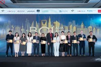 Bà Nguyễn Lâm Nhi Thùy (thứ sáu từ trái sang), đại diện Kl994 game bài casino hấp dẫn Sun Group nhận giải thưởng BCI Top 10 Developers 2024