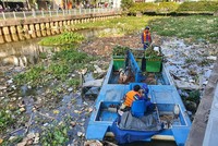 Công nhân môi trường vớt rác trên kênh Nhiêu Lộc - Thị Nghè. Dự án cũng được Kl99ok phiên bản mới bằng vốn vay Link Vào Nhà Cái KL99 COM Tặng +199k Thế giới - Ảnh: Lê Toàn 