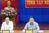 Lãnh đạo UBND tỉnh dự phiên họp giao ban đánh giá tình hình thực hiện kế hoạch Kl99ok phiên bản mới công. (Ảnh: Nhi Trần)