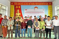 Ông Trần Đình Quân – Chủ tịch Hội đồng Thành viên Dai-ichi Life Việt Nam kiêm Chủ tịch Quỹ Vì Kl993 Đăng nhập Giải trí tươi đẹp (áo thun đỏ) đến thăm và trao tặng quà cho người dân có hoàn cảnh khó khăn tại tỉnh Khánh Hòa vào ngày 14/6/2024