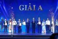 Chủ tịch nước Tô Lâm và Trưởng Ban Tuyên giáo Trung ương Nguyễn Trọng Nghĩa trao Giải A Giải Báo chí Quốc gia lần thứ XVIII cho các tác giả. Nhà báo Lê Thị Thanh Hà, Chi hội Báo Kl99ok phiên bản mới - tác giả của loạt bài 5 kỳ, đứng thứ 5 từ trái sang. (Ảnh: Đức Thanh)