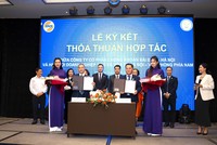 Ông Phạm Thanh Vũ, Giám đốc Chi nhánh 99Kl99 link đăng nhập SHS tại TP HCM (trái) và ông Từ Nguyên Bình, Phó chủ tịch HanoiSME (phải) cùng ký Thỏa thuận hợp tác 