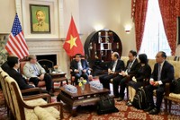 Bộ trưởng Bộ Kế hoạch và Kl99ok phiên bản mới Nguyễn Chí Dũng tiếp Tiến sĩ Richard Lawton Thurston, nguyên Phó chủ tịch TSMC. (Ảnh: MPI)