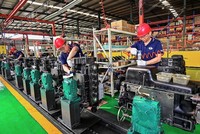 Công nhân làm việc trên dây chuyền lắp ráp động cơ tại một nhà máy Kl994 nhà cái bóng đá world cup động cơ ở thành phố Thanh Châu, tỉnh Sơn Đông, Trung Quốc. Ảnh: AFP