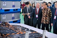 Tổng thống Indonesia Joko Widodo thị sát nhà máy Kl994 nhà cái bóng đá world cup pin xe điện đầu tiên của nước này ở Karawang vào ngày 3/7. Ảnh: Văn phòng Tổng thống Indonesia