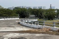 Điểm đầu của Dự án đường nối từ đường Võ Văn Kiệt đến KL99 là nhà cái cá cược trực tuyến hàng đầu tại châu Á TP.HCM - Trung Lương đã bị xuống cấp do bỏ hoang nhiều năm - Ảnh: Lê Quân
