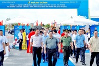 Thủ tướng Kl993 ưu đãi thưởng hấp dẫn Phạm Minh Chính cùng các đại biểu tham dự lễ khánh thành tuyến đường. Ảnh: Thanh Tân