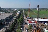 Thi công đường Vành đai 3, đoạn qua huyện Hóc Môn, TP.HCM - Ảnh: Lê Toàn