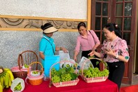 Sản phẩm nho của huyện Phúc Thọ trưng bày tại Diễn đàn.