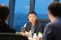 Kim Beom-su trong cuộc họp với các công ty thành viên Kl994 game bài casino hấp dẫn ở Seoul vào ngày 18 tháng 7. Ảnh: Kakao Corp.