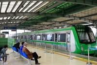 Hành khách chờ tàu tuyến 99Kl.app khuyến mãi hot Cát Linh - Hà Đông.