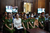 Bị cáo Trương Mỹ Lan (áo trắng) và các bị cáo khác tại tòa trong phiên xét xử ở giai đoạn 1.