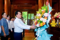 Ông Phet Phomphiphak, Bộ trưởng Bộ Kế hoạch và Kl99ok phiên bản mới Lào, Chủ tịch Ủy ban hợp tác Lào - Việt Nam cùng Đoàn công tác dâng hoa, dâng hương tưởng niệm Chủ tịch Hồ Chí Minh tại Khu Di tích Quốc gia đặc biệt Kim Liên. Ảnh: Thành Duy