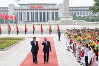 Tổng Bí thư, Chủ tịch nước Trung Quốc Tập Cận Bình và Tổng Bí thư, Chủ tịch nước Tô Lâm vẫy chào các cháu thiếu nhi tại Lễ đón cấp 99Kl99 trực tiếp đá gà. Ảnh: TTXVN