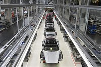 Dây chuyền lắp ráp xe ô tô của Hãng Porsche ở Stuttgart, miền Nam Đức. (Ảnh tư liệu: AFP/TTXVN)