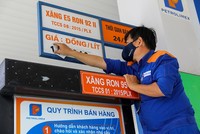 Giá bán lẻ KL99 dịch vụ hỗ trợ 24/7 đồng loạt giảm từ 423-535 đồng/lít, kg từ 15 giờ chiều 22/8.
