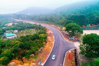 Đường vào di tích Côn Sơn đang được mở rộng, nâng cấp. Ảnh: Thành Chung