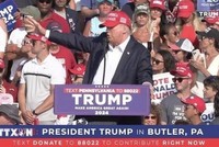 Cựu Tổng thống Mỹ Donald Trump trong cuộc vận động tranh cử ở thành phố Butler, bang Pennsylvania. (Ảnh: Getty Images/TTXVN)