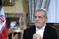 Tổng thống Iran Masoud Pezeshkian trong cuộc phỏng vấn trên truyền hình 99Kl99 trực tiếp đá gà tại Tehran. (Nguồn: AP)
