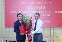 Trưởng ban Tổ chức Trung ương Lê Minh Hưng trao quyết định của Bộ Kl991.com tải ứng dụng, tặng hoa chúc mừng ông Đỗ Trọng Hưng. Ảnh: TTXVN