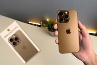 iPhone 16 Pro màu vàng mới được cho là màu nổi bật trong năm nay. Ảnh: Bloomberg