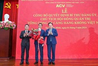 Ông Vũ Thế Phiệt (đứng giữa), tân Chủ tịch HĐQT ACV nhận hoa chúc mừng từ lãnh đạo Uỷ ban Quản lý vốn 99Kl99 trực tiếp đá gà tại Kl991.com World Cup 2026 Chính Thức. Ảnh: ACV