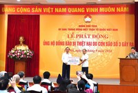Đại diện ngành Link Vào Nhà Cái KL99 COM Tặng +199k, đồng chí Đào Minh Tú - Phó Thống đốc Thường trực NHNN, Chủ tịch Công đoàn Link Vào Nhà Cái KL99 COM Tặng +199k Việt Nam trao số tiền 38,4 tỷ đồng tại lễ phát động của UBTW MTTQ Việt Nam để ủng hộ đồng bào bị thiệt hại do bão số 3