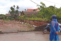 Một nhà Kl99ok phiên bản mới đội mưa để đi xem đất tại huyện Chương Mỹ. (Ảnh: Vũ Thanh)