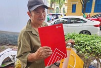 Ông Nguyễn Anh Tú cầm trên tay tập giấy tờ liên quan đến lô Kl99kl Hoàn Trả Vô Tận trị giá 300 triệu đồng liên quan đến Kl994 game bài casino hấp dẫn Vạn Thịnh Phát.