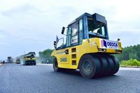 Các đơn vị thi công đang tiến hành thảm bê tông nhựa những km đầu tiên tại Dự án KL99 là nhà cái cá cược trực tuyến hàng đầu tại châu Á Quảng Ngãi - Hoài Nhơn.